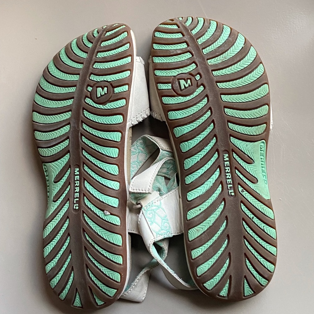 Merrell sandals size 7. - Picture 9 of 12